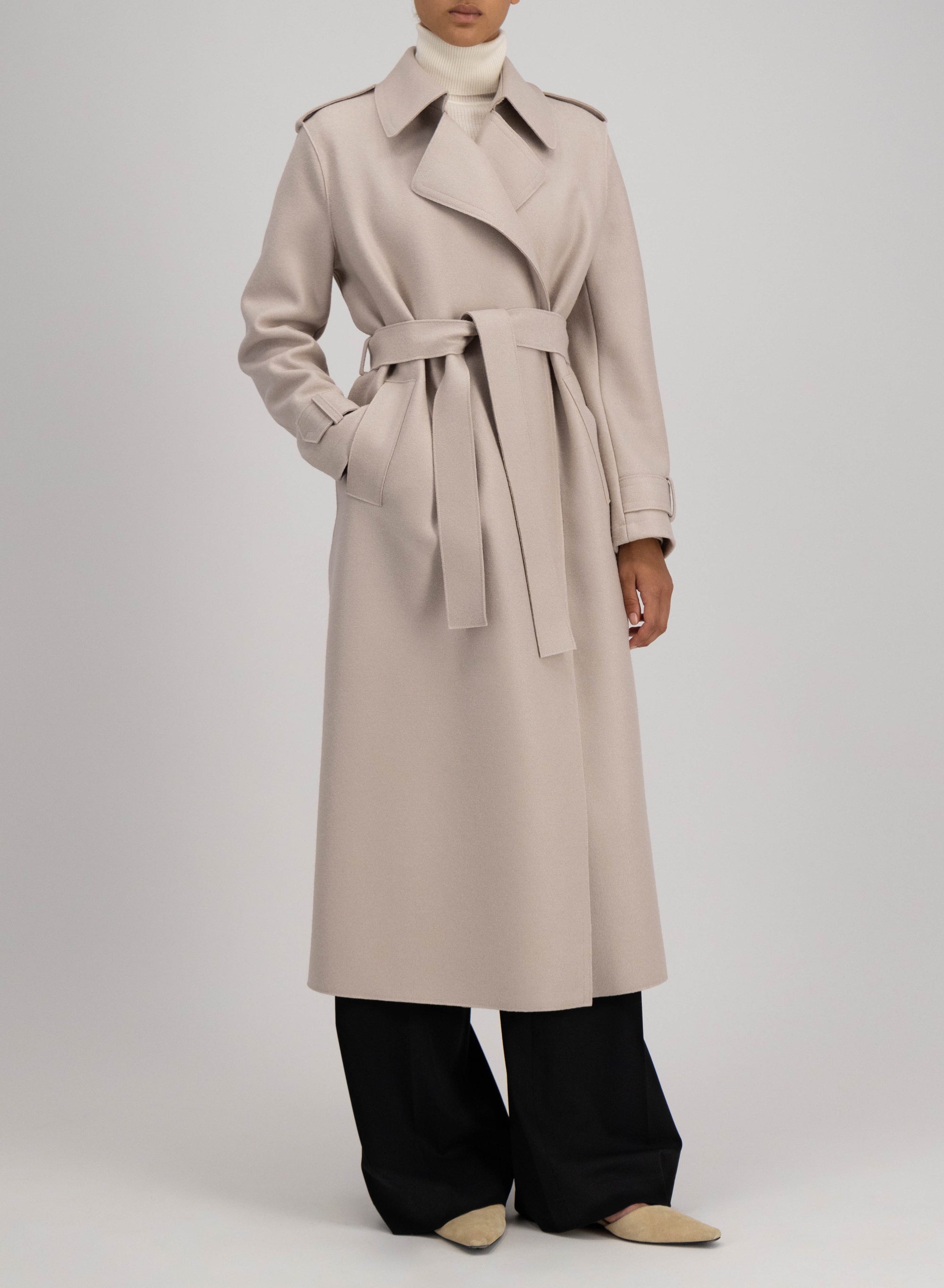 Long trench with double stitching pressed wool