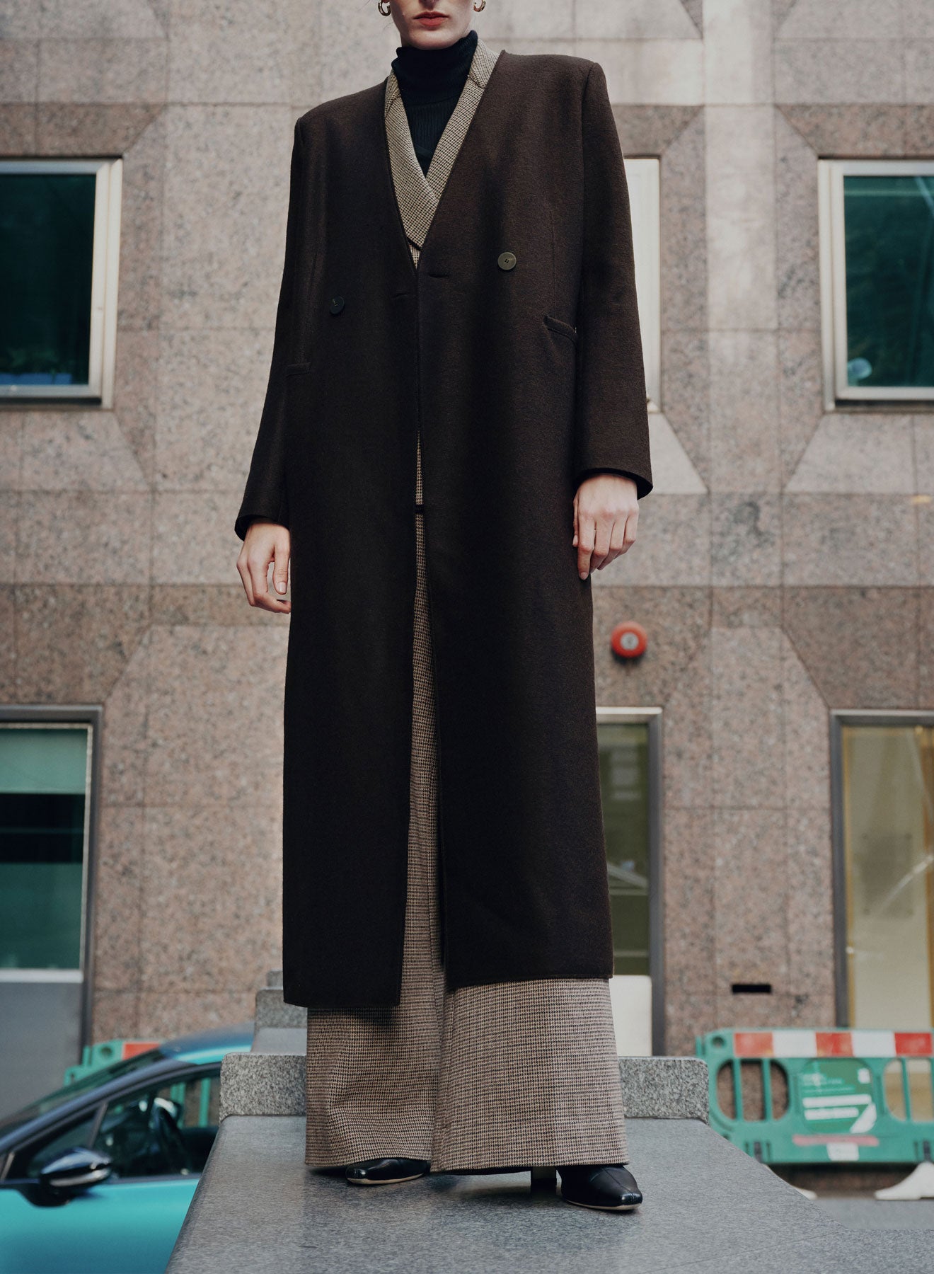 Uncollared coat with shoulder pads pressed wool